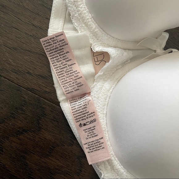 White strapless bra. - Picture 2 of 4